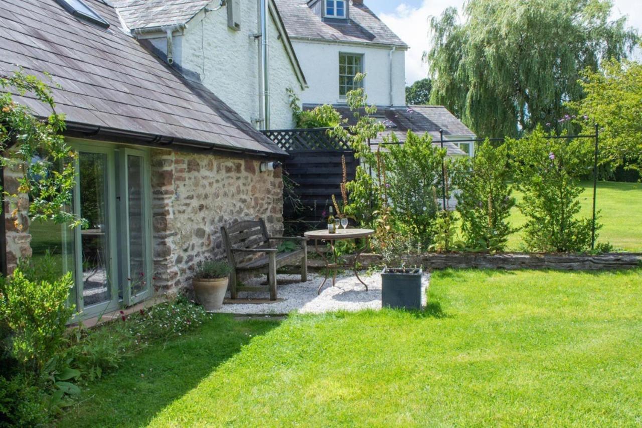 The Tractor Shed Apartment Usk Exterior photo